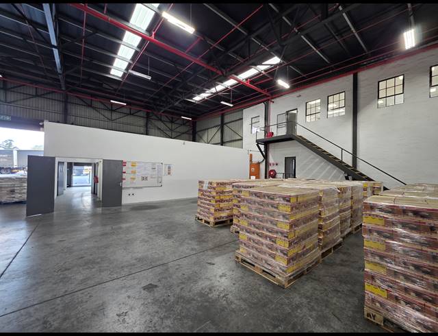 2,268M² WAREHOUSE TO LET IN ROBERTSHAM